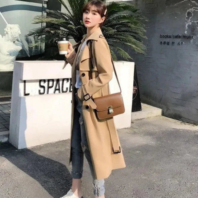 Sarah – Langer Trenchcoat mit Gürtel und Knopfleiste