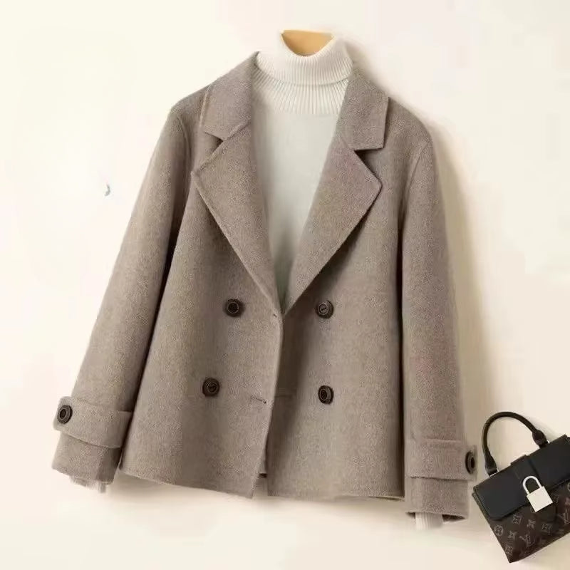 Maria – Langärmliger Mantel mit Reverskragen und Knöpfen