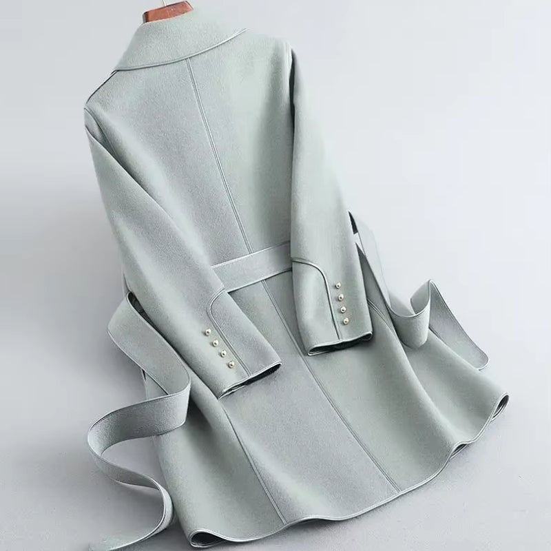 Lucie – langärmeliger Mantel mit Reverskragen und verstellbarem Gürtel