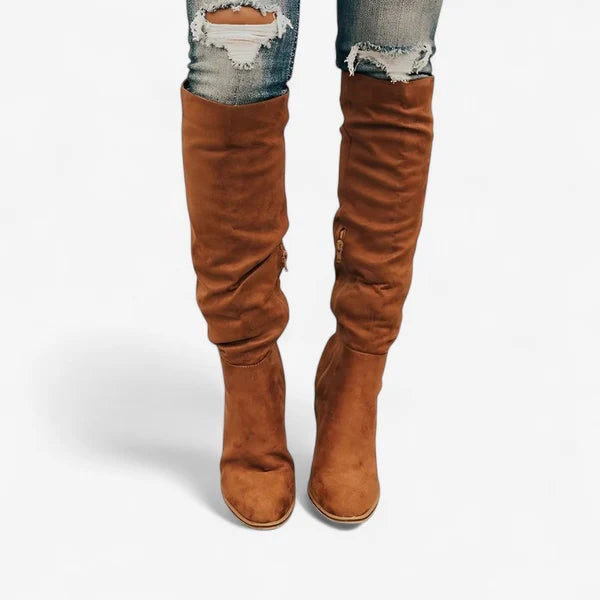 Nienke – Knielange Stiefel mit seitlichem Reißverschluss und spitzer Zehenpartie