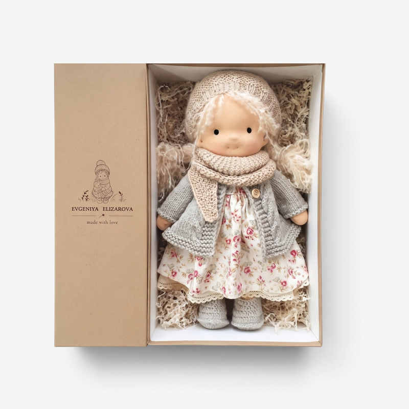 WillowDoll - Handgefertigte Waldorf-Puppe aus Baumwolle und Wolle