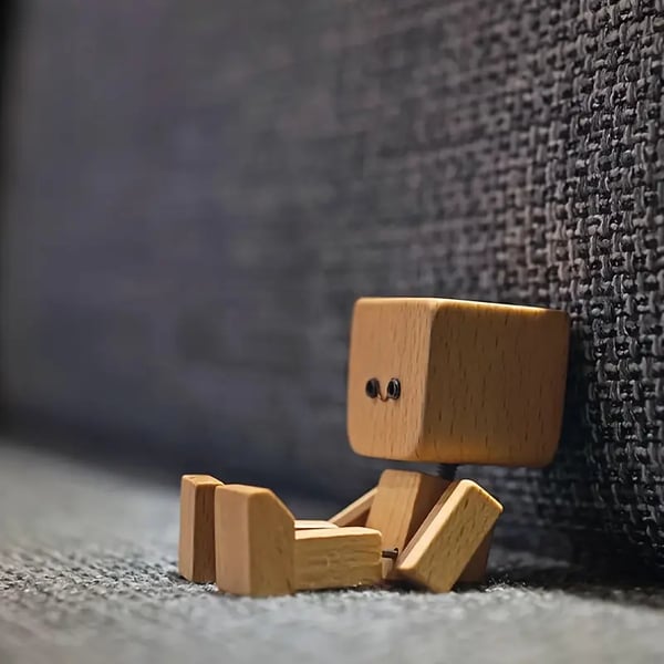 Holz Deko Figur | Bewegliche Wippfunktion | Wechselbare Gesichter | WobbleWood