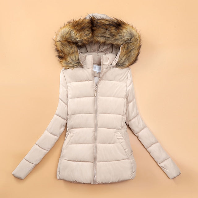 Quilnora - Kurze Damen-Winterjacke mit Kunstfellkapuze