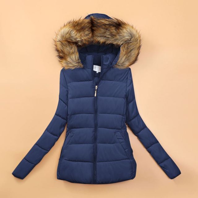 Quilnora - Kurze Damen-Winterjacke mit Kunstfellkapuze
