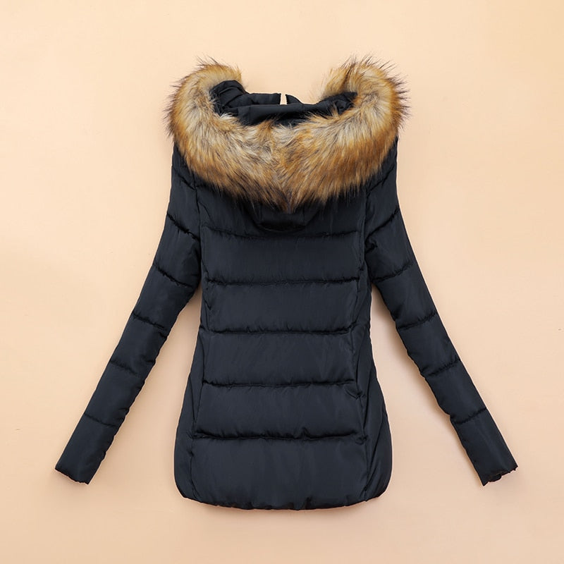 Quilnora - Kurze Damen-Winterjacke mit Kunstfellkapuze