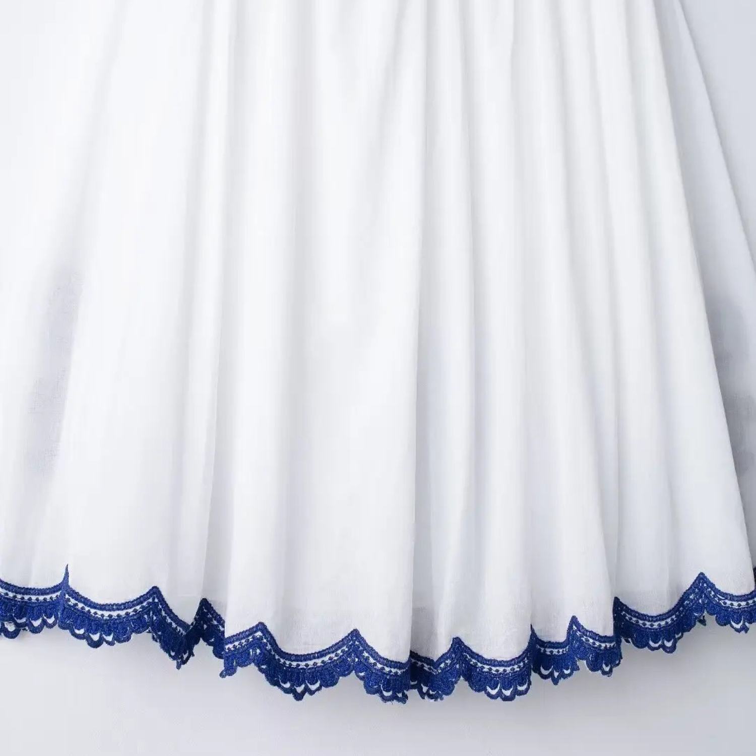 Anni | Blaues Besticktes Hemd & Plissierter Hosenrock im Zweiteiler-Set