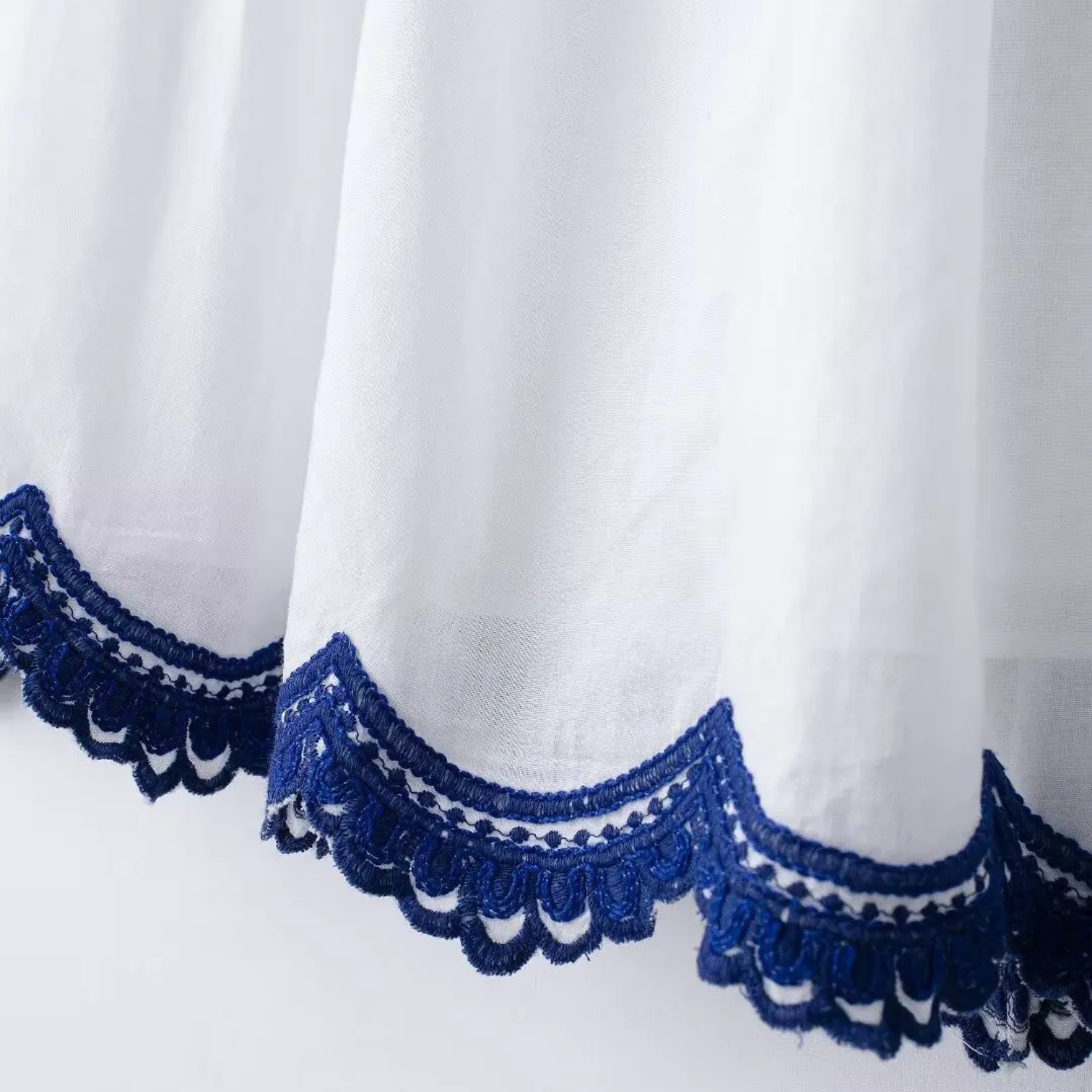 Anni | Blaues Besticktes Hemd & Plissierter Hosenrock im Zweiteiler-Set