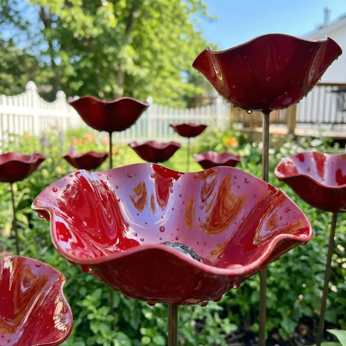 Petalbath - Vogelbad mit Klatschmohn-Design für den Garten