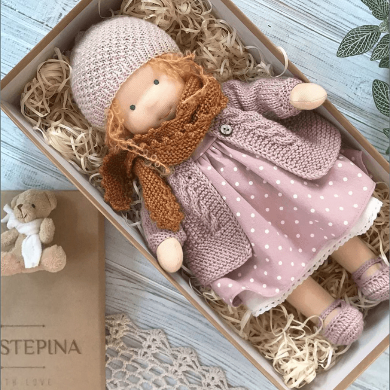 WillowDoll - Handgefertigte Waldorf-Puppe aus Baumwolle und Wolle