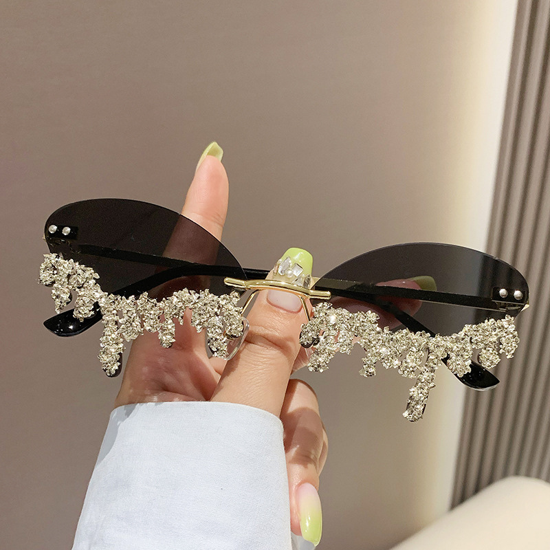Alina – Randlose Tropfenform-Sonnenbrille mit Glitzerdetail