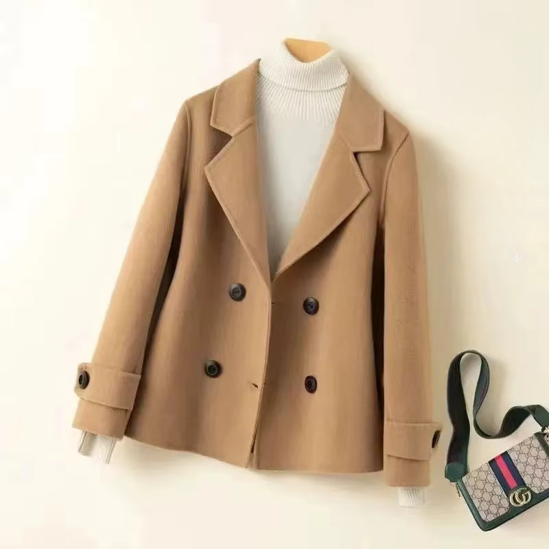 Maria – Langärmliger Mantel mit Reverskragen und Knöpfen