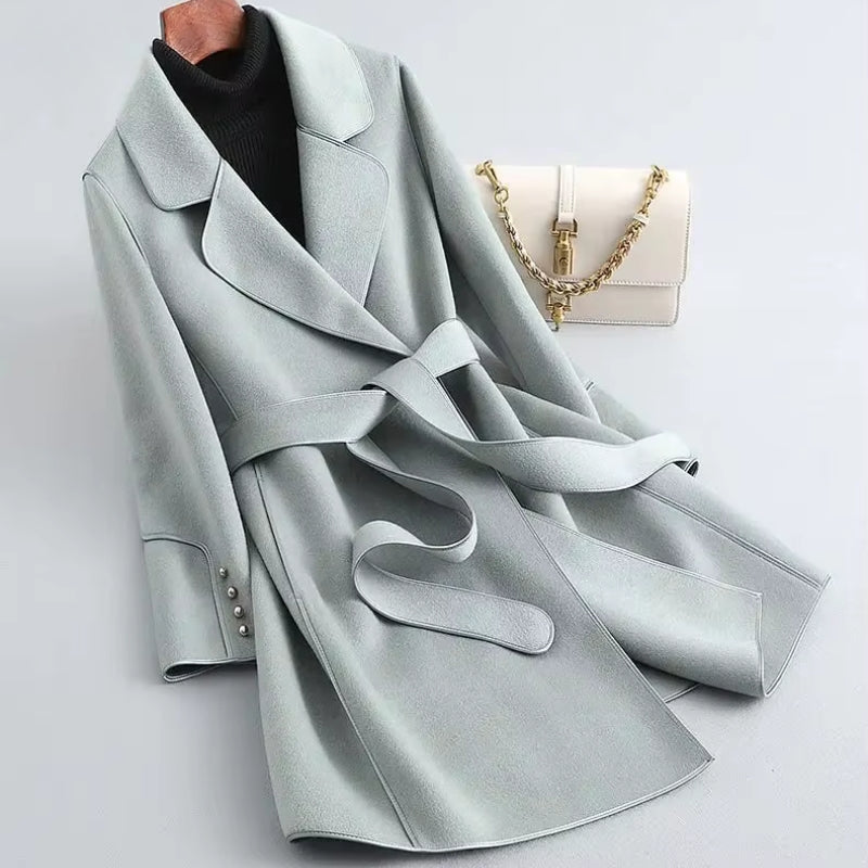 Lucie – langärmeliger Mantel mit Reverskragen und verstellbarem Gürtel