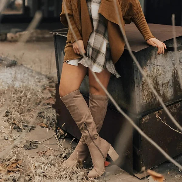 Nienke – Knielange Stiefel mit seitlichem Reißverschluss und spitzer Zehenpartie