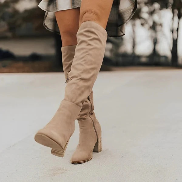 Nienke – Knielange Stiefel mit seitlichem Reißverschluss und spitzer Zehenpartie