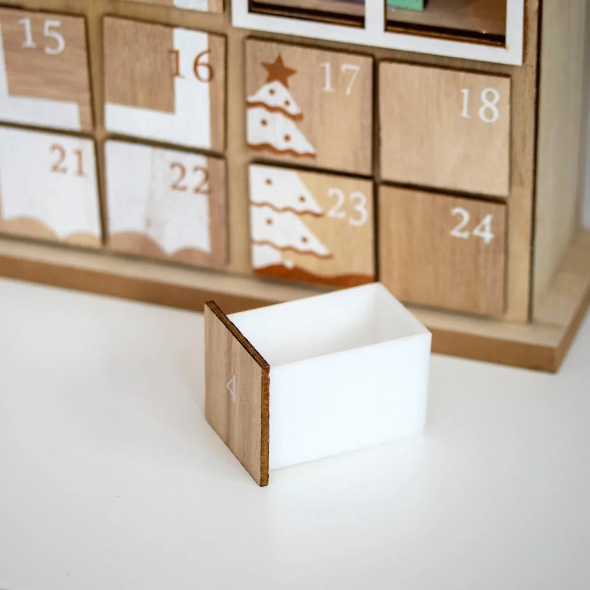 Yulewood - Adventskalender aus Holz mit LED-Beleuchtung
