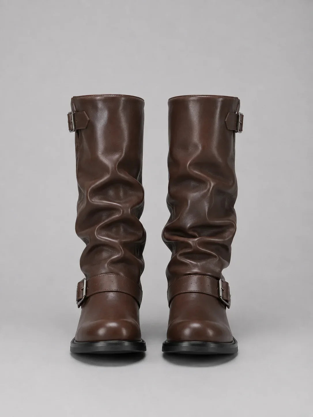 Bootelle - Hohe Stiefel mit gewelltem Schaft und doppelten dekorativen Schnallen