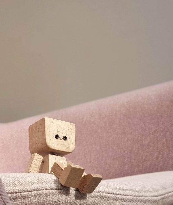 Holz Deko Figur | Bewegliche Wippfunktion | Wechselbare Gesichter | WobbleWood
