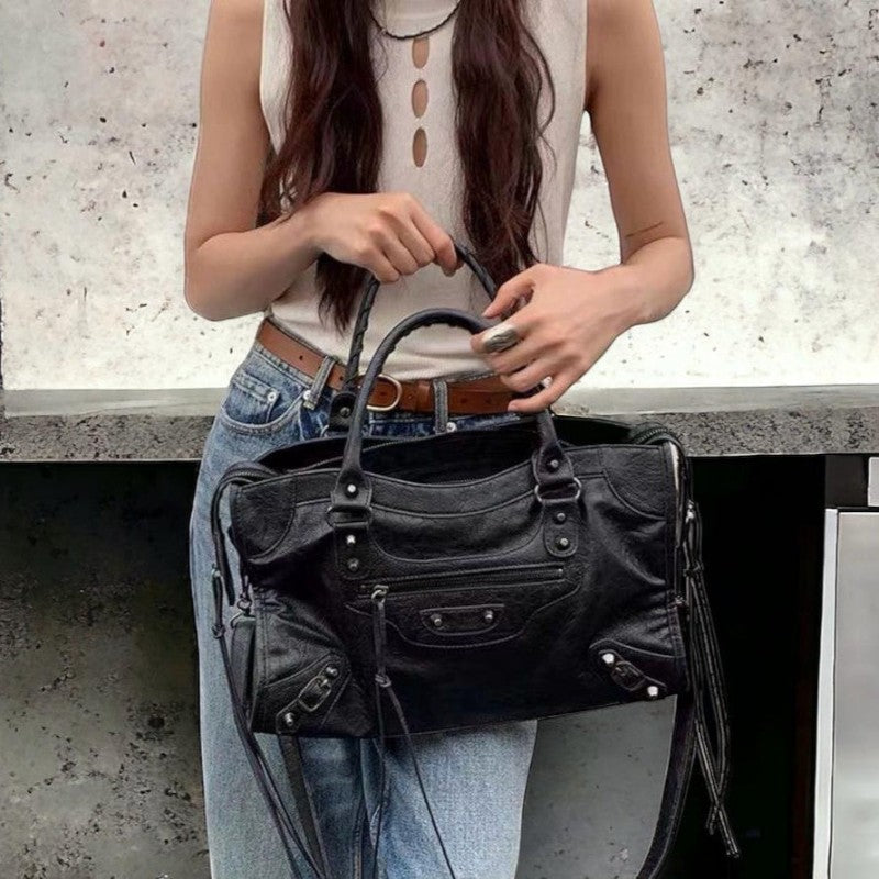 Astrid – Handtasche mit mehreren Reißverschlussfächern und abnehmbarem Schulterriemen