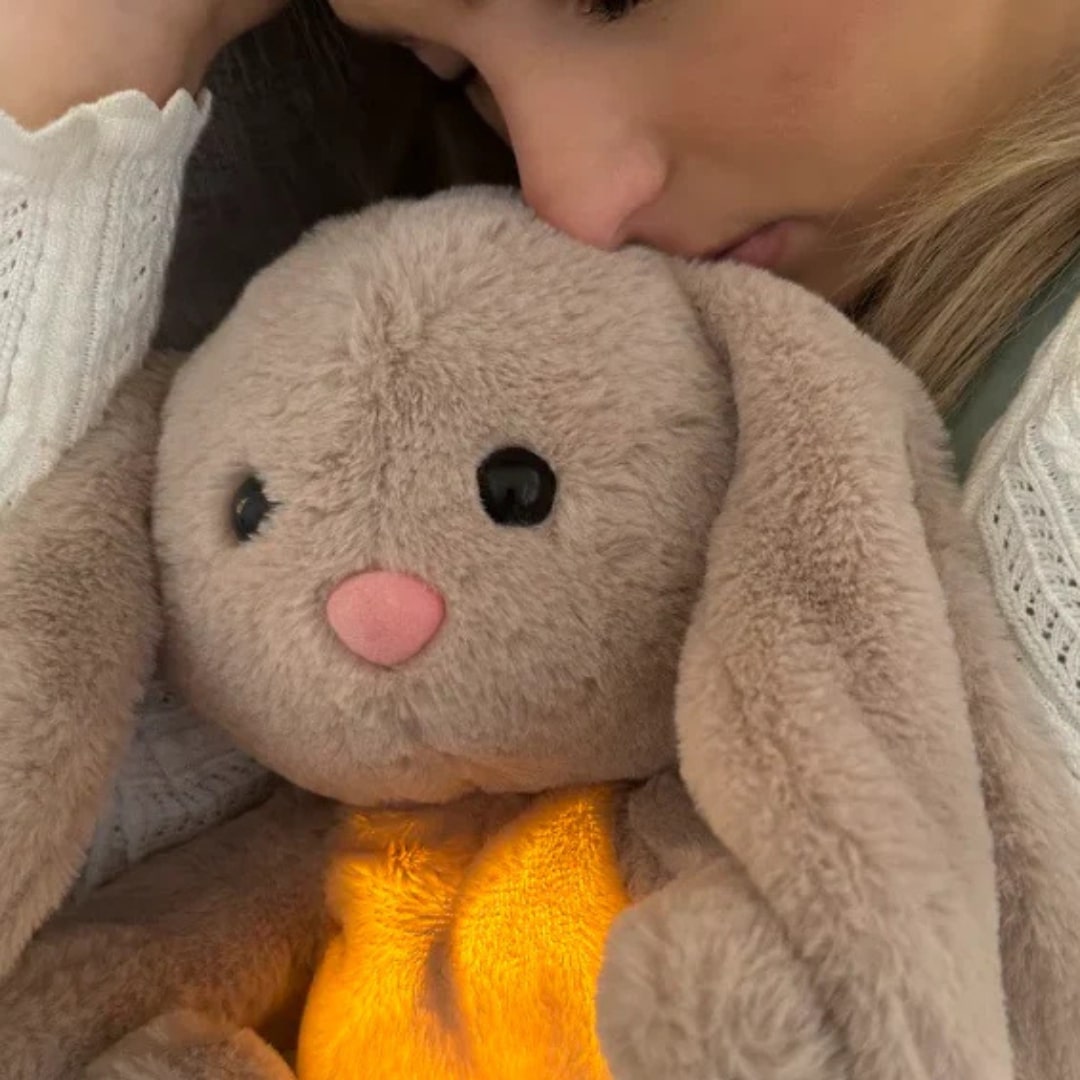 Kuscheltier | Sanfte Atembewegung für Ruhe | Waschbar mit herausnehmbarem Modul | SchlafBunny
