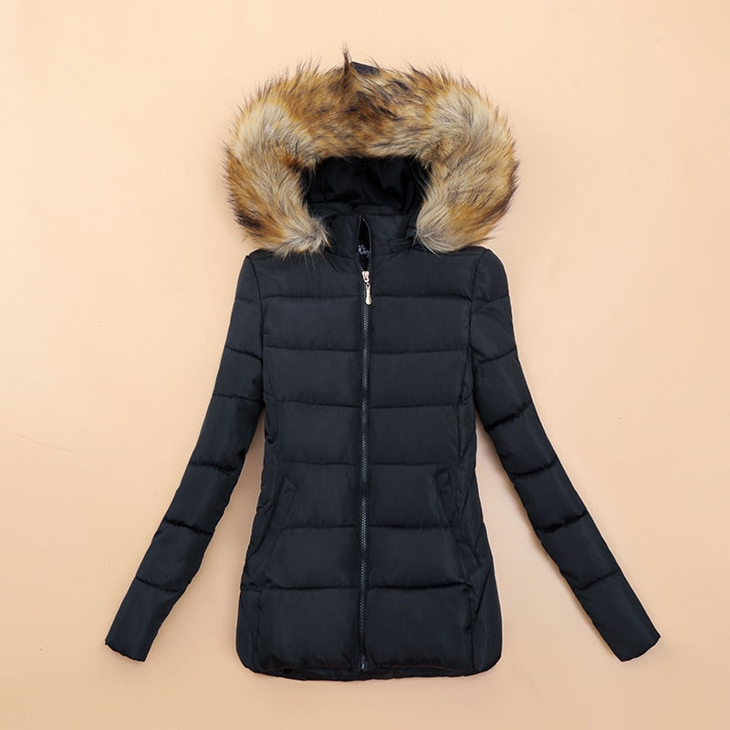 Quilnora - Kurze Damen-Winterjacke mit Kunstfellkapuze