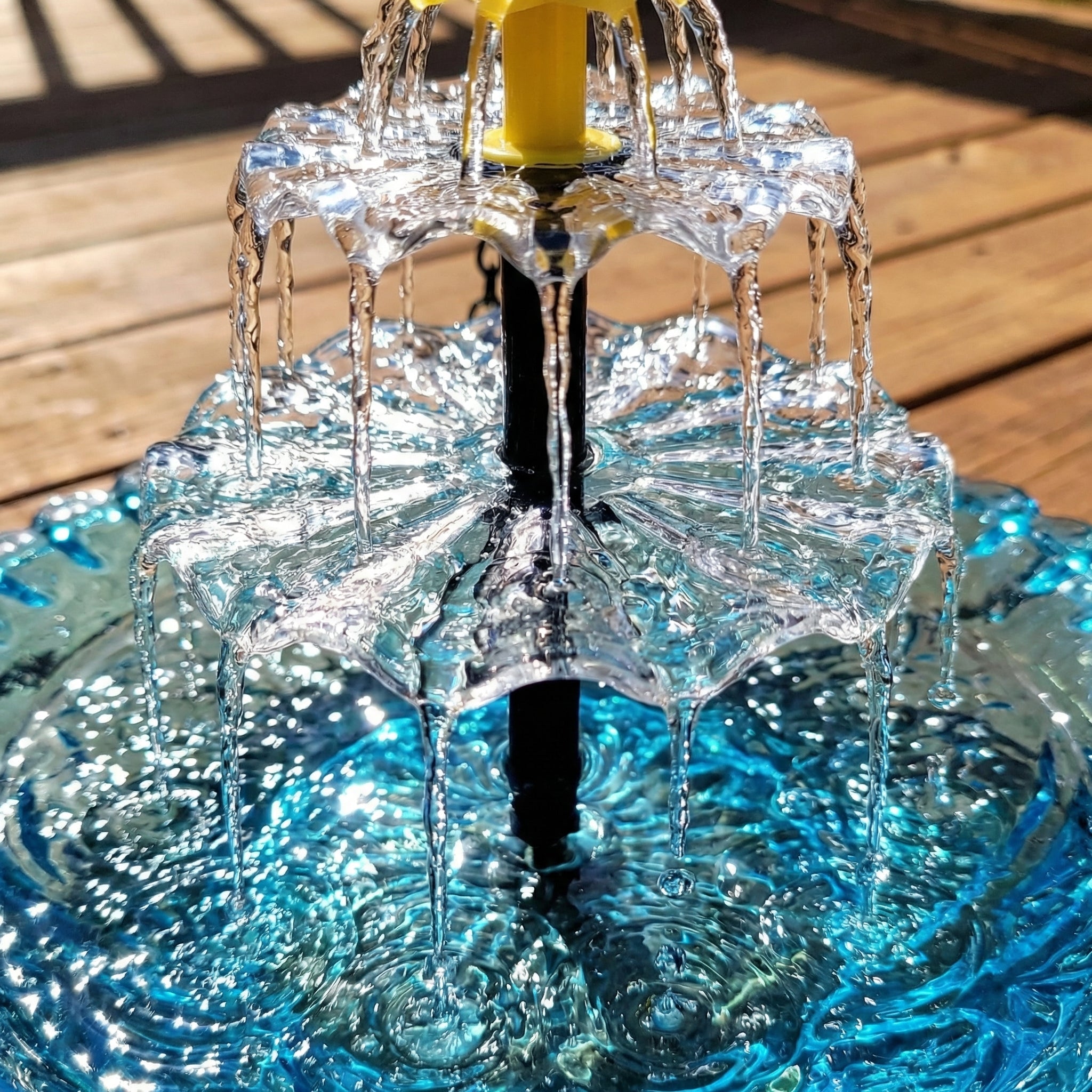 Solarbetriebene Hängende Vogeltränke mit Springbrunnen | Zweistufig | Glasschale | Aquavio