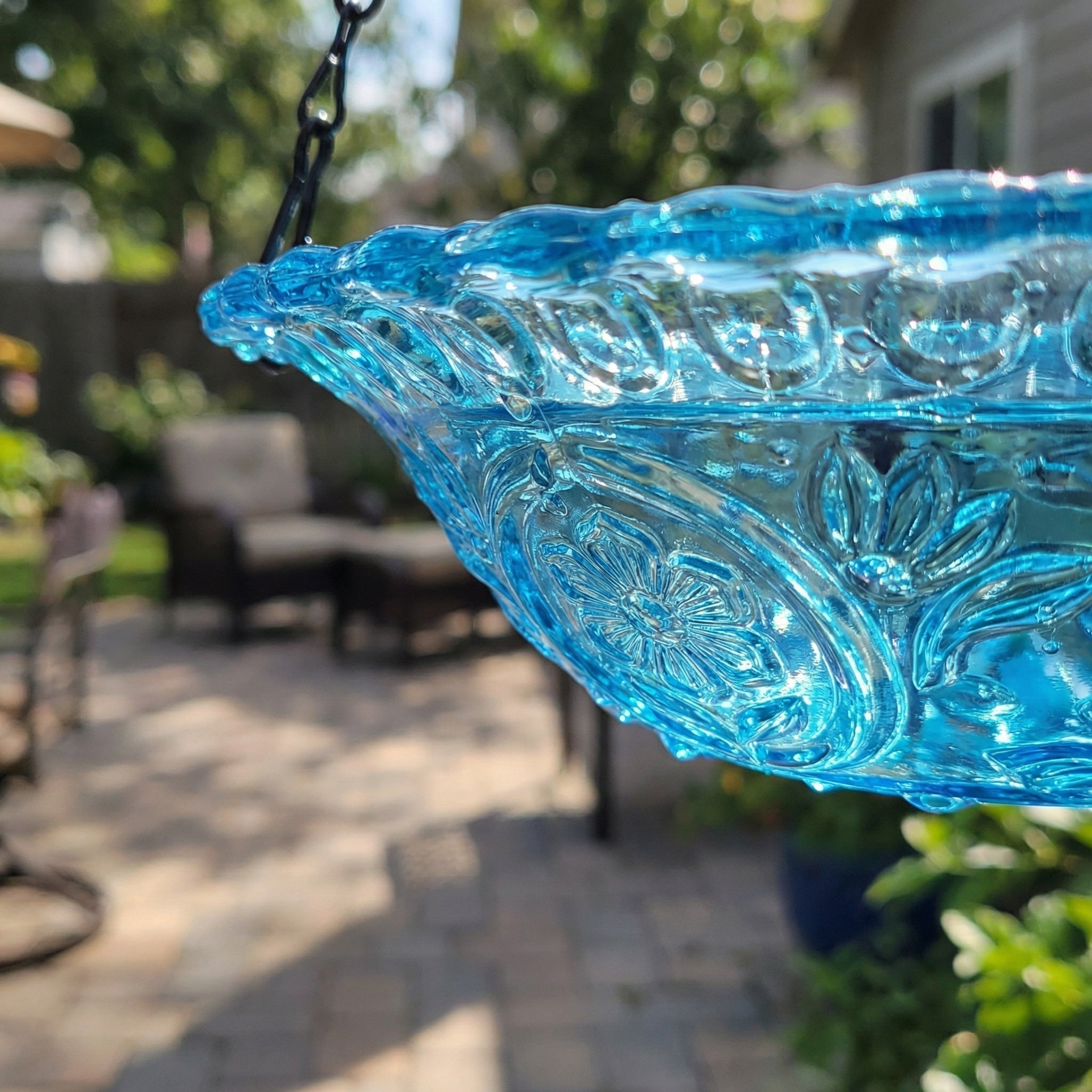 Solarbetriebene Hängende Vogeltränke mit Springbrunnen | Zweistufig | Glasschale | Aquavio