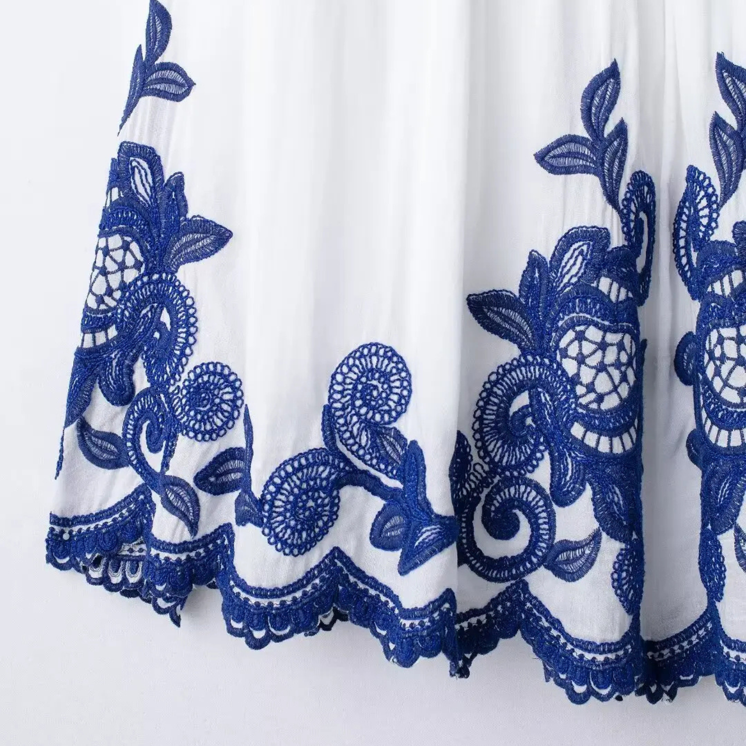 Anni | Blaues Besticktes Hemd & Plissierter Hosenrock im Zweiteiler-Set