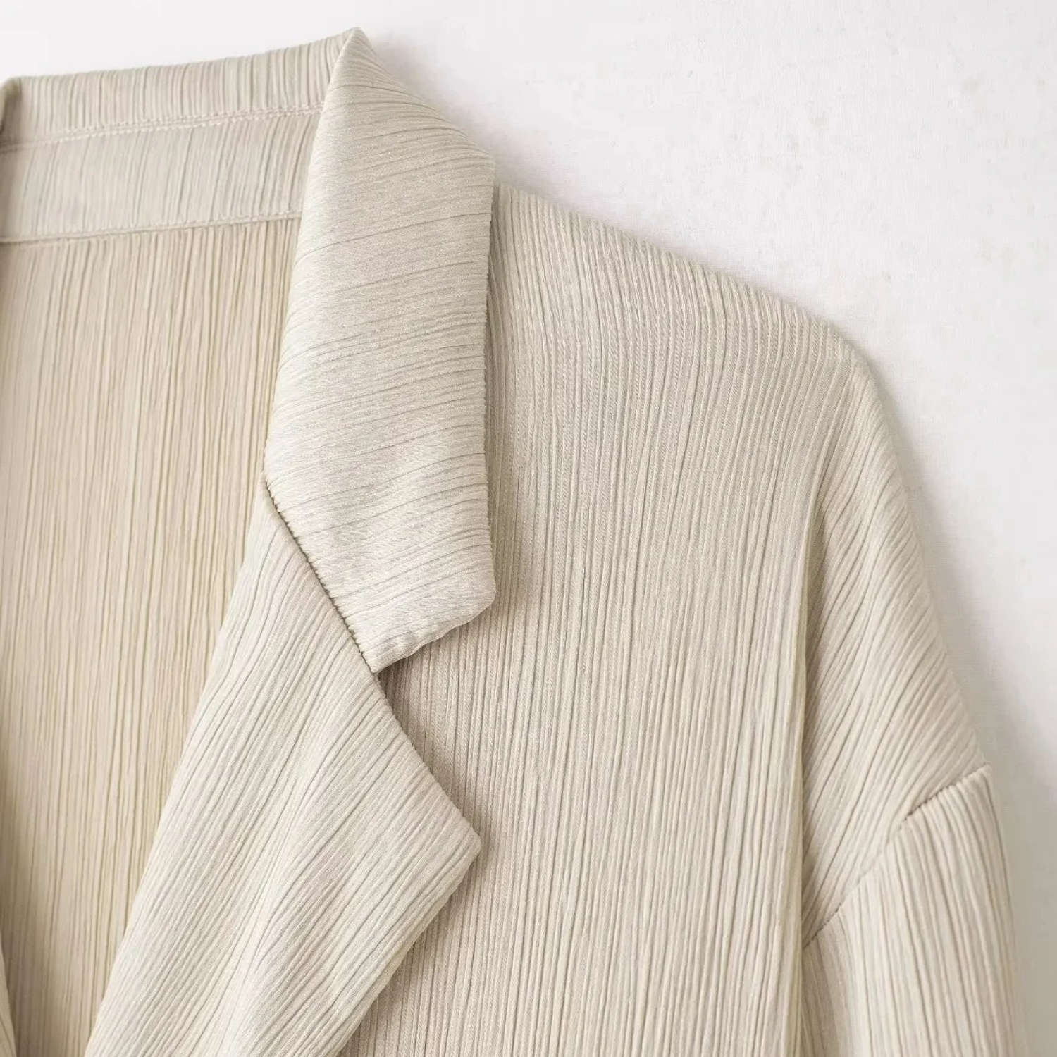 Leni | Retro Blazer mit Knittereffekt & High-Waist Schnürhose
