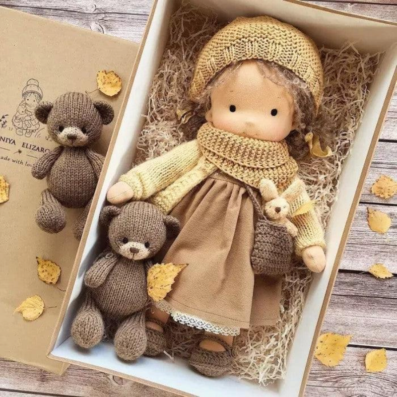 WillowDoll - Handgefertigte Waldorf-Puppe aus Baumwolle und Wolle