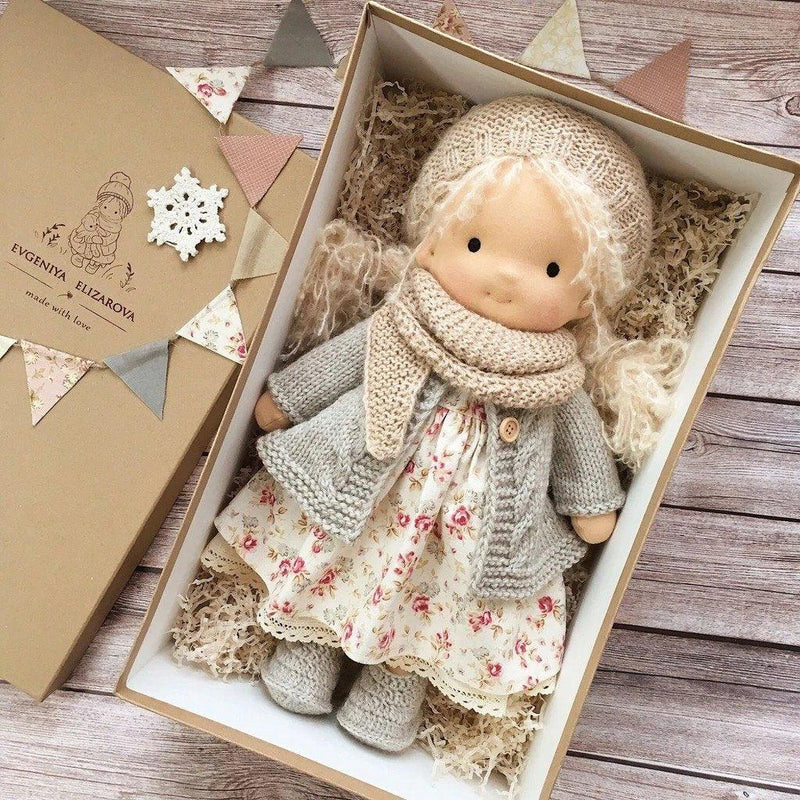 WillowDoll - Handgefertigte Waldorf-Puppe aus Baumwolle und Wolle