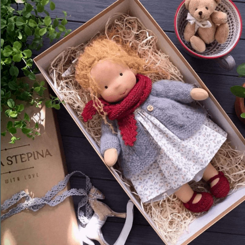 WillowDoll - Handgefertigte Waldorf-Puppe aus Baumwolle und Wolle