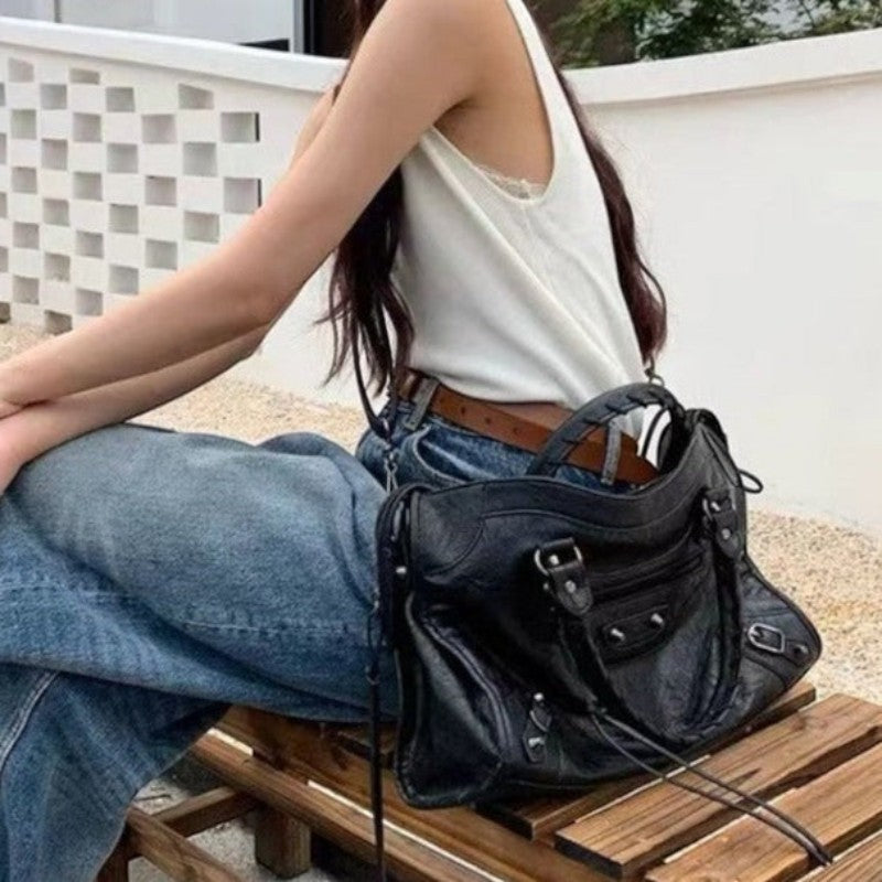 Astrid – Handtasche mit mehreren Reißverschlussfächern und abnehmbarem Schulterriemen